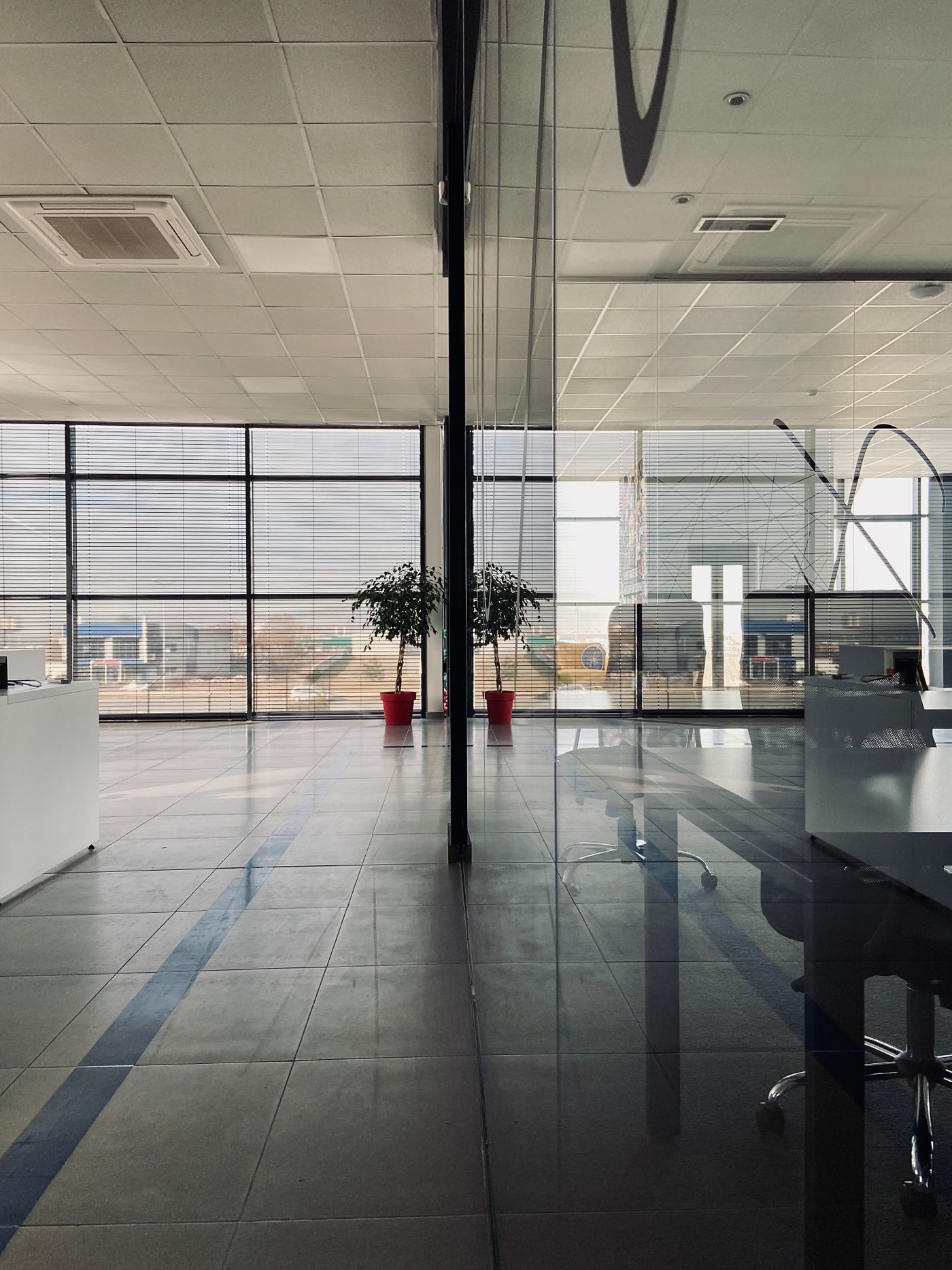 Moderne Büroflächen mit Glaswänden – Symbolfoto