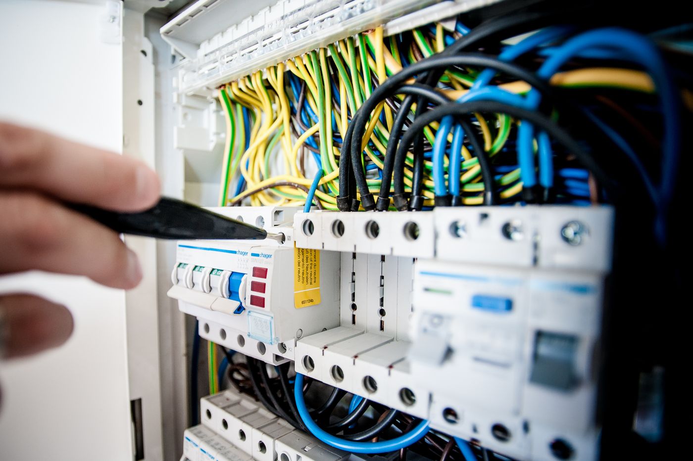 Arbeiten an einer elektrischen Verteilung – Symbolfoto